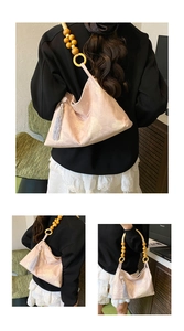 Détail du sac hobo en jacquard floral rose avec une bandoulière unique en perles de bois