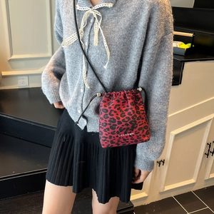 Sac seau bandoulière léopard rouge avec cordon de serrage et imprimé de marque minimaliste