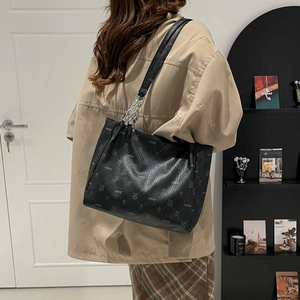 Sac fourre-tout noir tendance avec texture cuir et bandoulière chaîne argentée pour femme