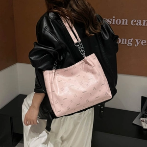 Sac fourre-tout rose à imprimé dessin animé avec bandoulière chaîne porté par un mannequin