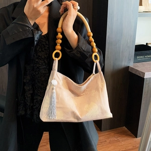 Sac à main en jacquard rose à motifs floraux avec poignée en perles de bois et gland