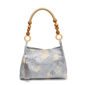 Sac cabas en toile gris clair avec imprimés floraux, poignée en perles et pompon en soie