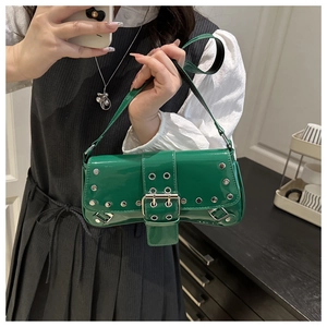 Vue détaillée du sac sous le bras en cuir verni vert avec rivets argentés et boucle métal
