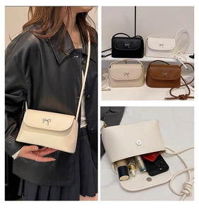 Détails du sac bandoulière avec boucle noeud en métal et quatre couleurs en cuir mat