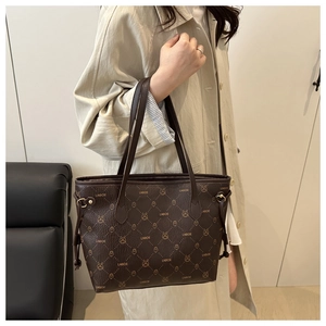 Vue détaillée d'un sac cabas marron avec motif monogramme lapin et cordons de serrage latéraux