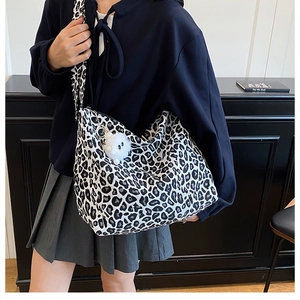 Sac bandoulière léopard avec large sangle et pendentif en peluche blanche