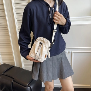 Bolso bandolera crema de tela oxford con cierre de cordón y correa ajustable