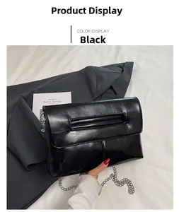 Détail du sac enveloppe en cuir PU noir brillant avec poignée et bandoulière chaîne argent