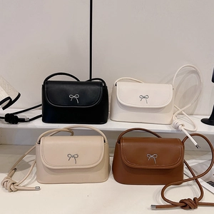 Sacs à bandoulière tendance en cuir PU avec nœud métallique en quatre coloris élégants