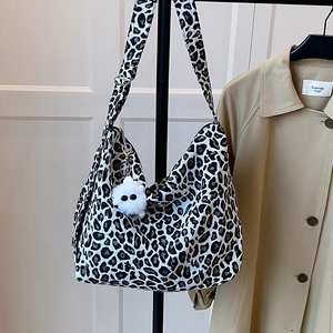 Borsa Tote da Donna con Stampa Leopardata Grande Capacità Tessuto Composito Tracolla Larga Borsa Casual con Ciondolo Peluche Bianco