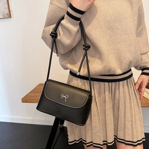 Sac sous le bras en cuir noir tendance avec nœud argenté et bandoulière à nœuds chic