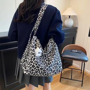 Grande borsa tote in tela leopardata per donna con ciondolo in peluche e tracolla spalla