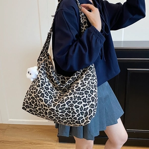 Sac fourre-tout léopard en toile avec bandoulière large et breloque pelucheuse