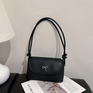Sac à bandoulière chic en similicuir noir avec nœud argenté métallique et anses nouées