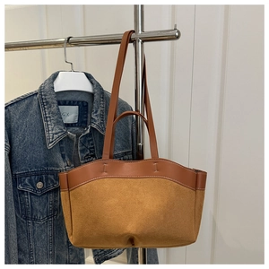 Detail der Kontrast-Beuteltasche aus gelbem Wildleder und braunem Glattleder