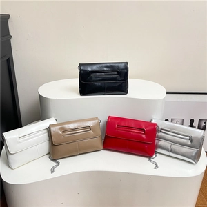 Sac bandoulière minimaliste à chaîne en cinq couleurs élégantes sur un présentoir