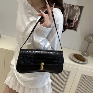 Sac baguette rétro noir à motif crocodile avec fermoir doré et bandoulière chic