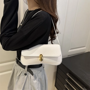 Sac à bandoulière blanc en cuir crocodile avec fermoir ovale doré pour femme