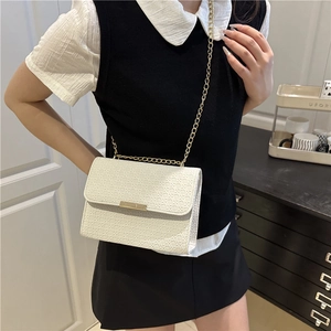 Sac à bandoulière blanc cassé tissé pour femme avec chaîne dorée et design minimaliste