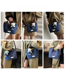 Mehrere Ansichten der großen Denim-Einkaufstasche mit Lederbesatz und Plüschbär-Anhänger