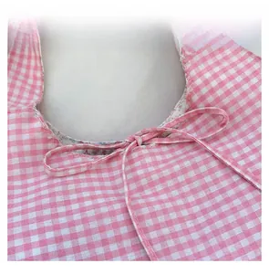 Detail eines rosa karierten Stoffbandes mit Blumenfutter und rustikalem Schleifenknoten