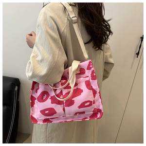 Dettaglio della borsa tote in tela con stampa leopardata rosa e tracolla regolabile
