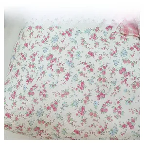 Nahaufnahme von hochwertigem Textilgewebe mit rosa und blauem Vintage-Blumenmuster