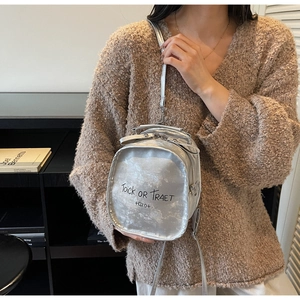 Nahaufnahme der silbernen Tasche mit Vintage-Textur und Toick or Traet Buchstabendetails