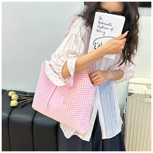 Detailaufnahme der großen pinkfarbenen Canvas-Tragetasche mit geblümtem Innenfutter