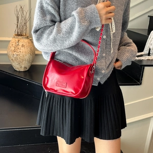 Elegante bolso rojo de piel brillante con correa de cadena y asa de mano mujer