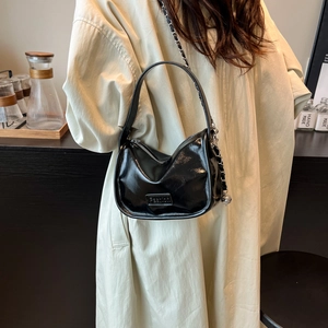 Elegante bolso acolchado de charol negro con correa de cadena para mujer