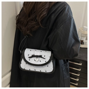 Détail du sac à bandoulière plissé blanc avec imprimé animalier et pendentif cœur