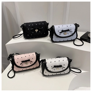 Vue détaillée des mini sacs bandoulière avec nœud, motif ours et breloque cœur en quatre couleurs