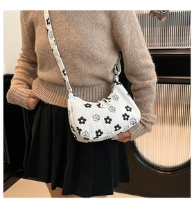 Détail du sac hobo en velours côtelé à fleurs avec bandoulière et forme croissant