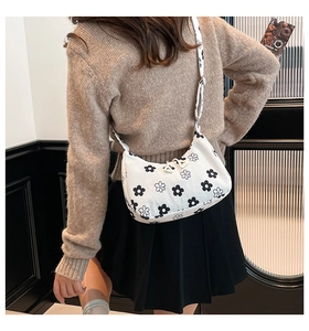 Détail d'un sac porté épaule en velours côtelé blanc avec imprimé floral