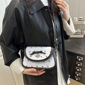 Sac à bandoulière bicolore avec imprimé ours et nœud noir sur tissu texturé blanc élégant