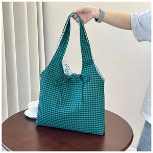 Detail der grünen Gingham-Einkaufstasche mit seitlichen Schleifen und geräumigem Stoffdesign