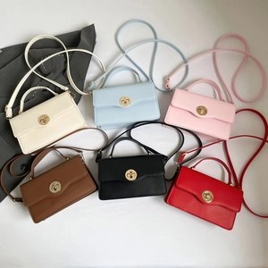 Sacs bandoulière carrés minimalistes pour femmes en six couleurs avec fermoir doré