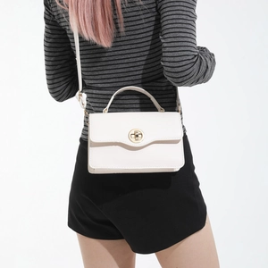 Sac bandoulière en cuir blanc pour femme avec fermoir rotatif doré élégant