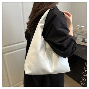 Sac à épaule Hobo blanc minimaliste présenté de profil sur un mannequin de mode