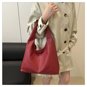 Sac fourre-tout rouge foncé grainé porté à l'épaule pour un style quotidien