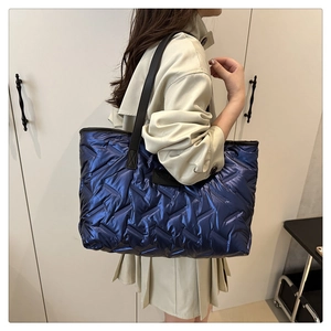 Détail du sac cabas matelassé bleu foncé métallisé avec logo JINGPIN et bandoulière noire