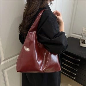 Grand sac cabas bordeaux minimaliste en cuir verni brillant pour femme chic