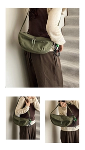 Detail van legergroene nylon halve maanstas met verstelbare riem en dambord hanger