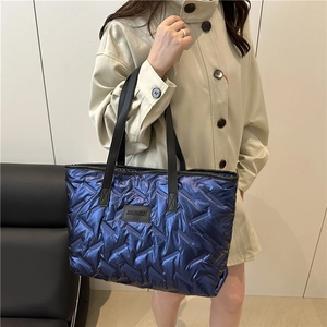 Grand sac fourre-tout matelassé bleu avec texture en V et anses noires élégantes