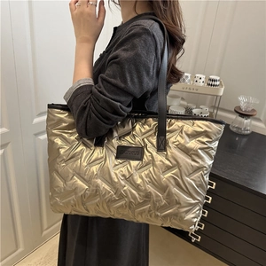 Grand sac cabas matelassé doré métallisé avec des bandoulières en cuir noir chic