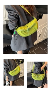 Detail van een felgroene nylon halve maantas met contrasterend gevlochten koord en riem