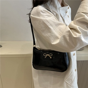 Sac baguette en cuir verni noir brillant avec une boucle de nœud doré élégante pour femme