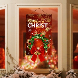 Κόκκινο πανό Merry Christmas με χρυσές καμπάνες και πράσινα στεφάνια στο παράθυρο