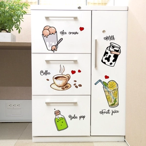 Gros plan de stickers muraux café et crème glacée sur une porte d'armoire blanche